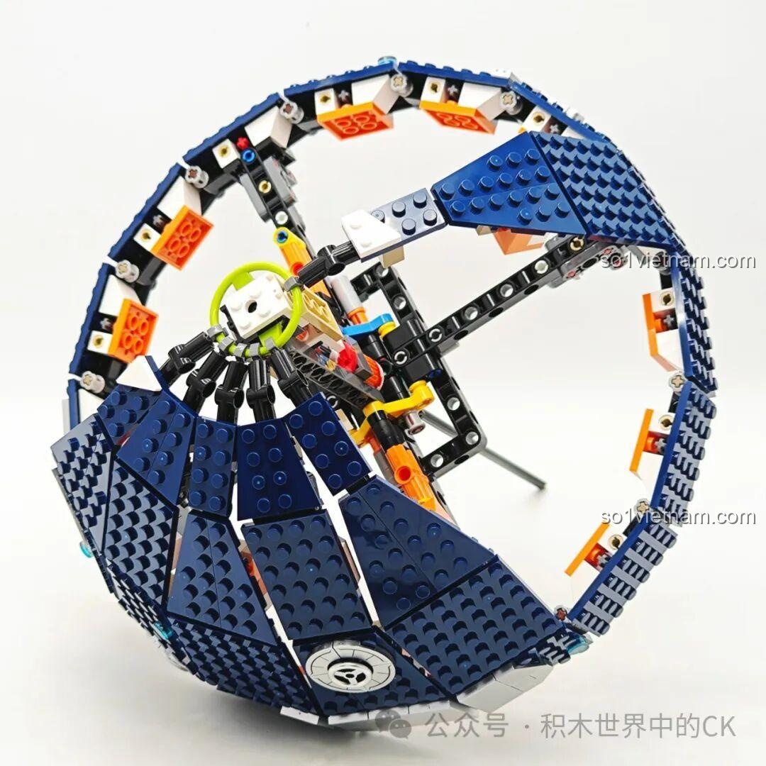 Quả địa cầu của Wekki 506502 Mô hình Kế hoạch Di cư Hành tinh đang dần hình thành, các mảnh ghép được lắp ráp tỉ mỉ tạo nên hình khối.