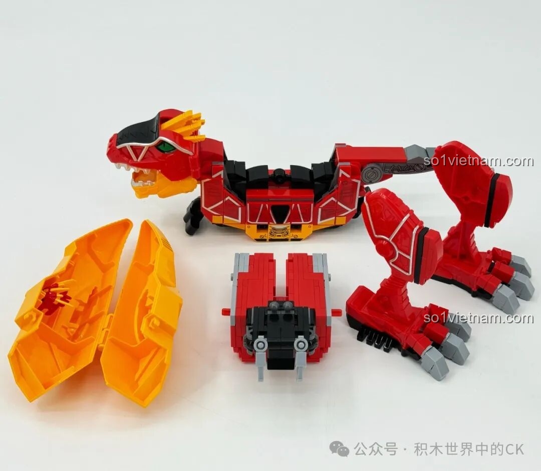 Bước đầu tiên trong quá trình biến hình Keeppley 82001 Baoyao Long thành phần thân robot, cho thấy các bộ phận được tháo rời và chuẩn bị cho việc kết hợp.