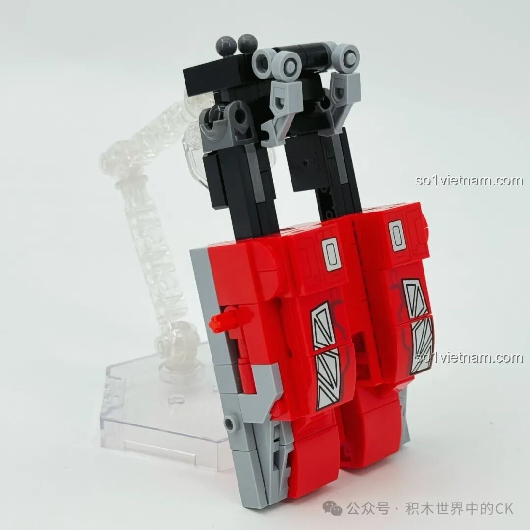 Bước tiếp theo trong quá trình biến hình Keeppley 82001 Baoyao Long thành phần thân robot, với phần chân robot đang được lắp ráp, thể hiện sự linh hoạt của bộ lắp ghép robot khủng long.