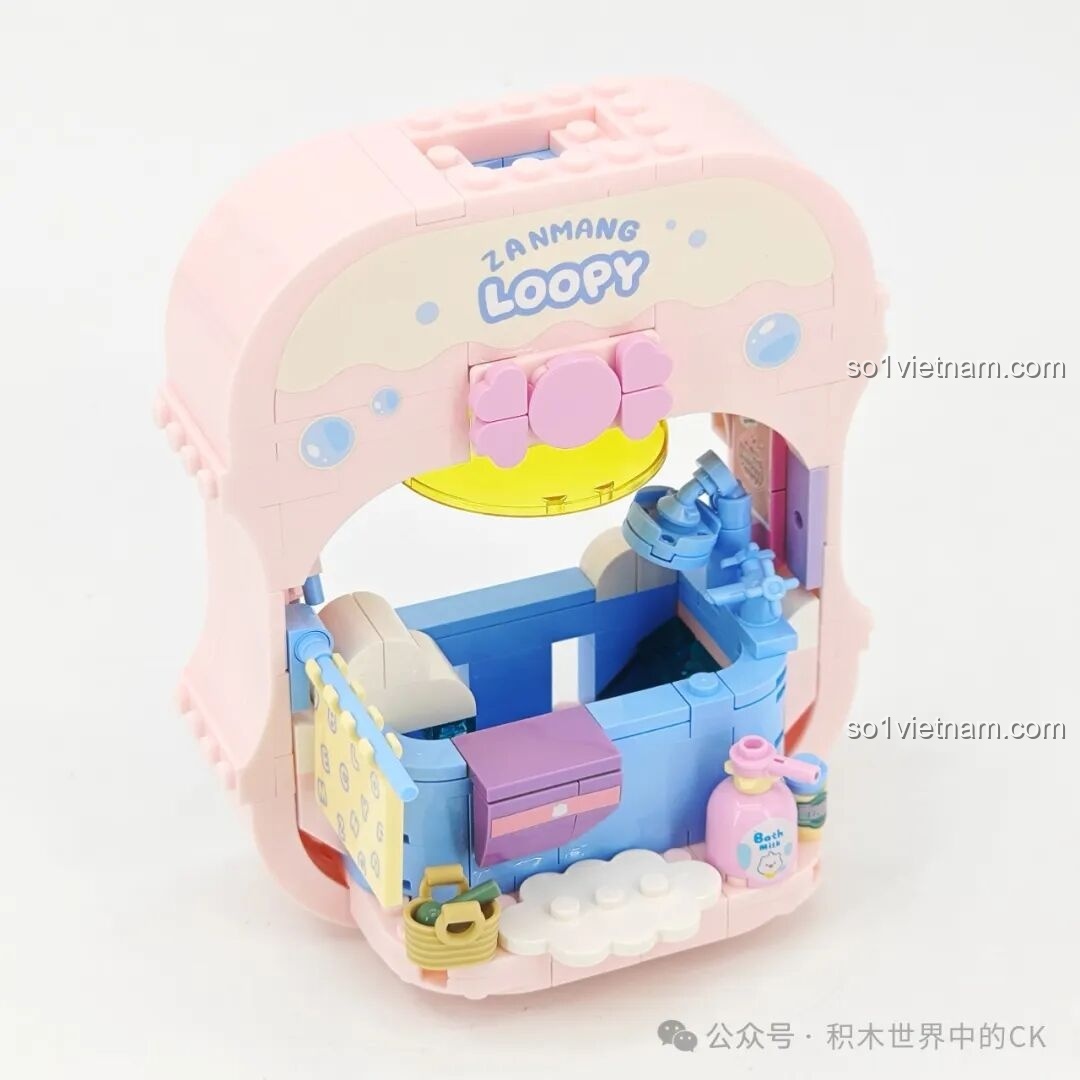 Mô hình bồn tắm của Loopy đang trong quá trình lắp ráp, cho thấy các chi tiết bên trong như vòi sen, rèm che.