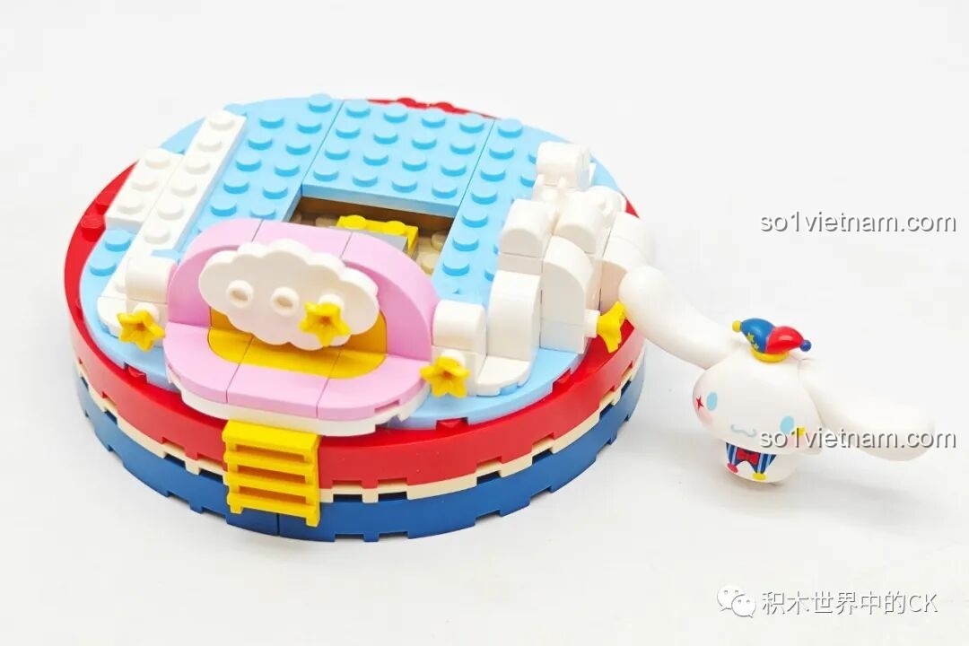 Quá trình lắp ráp phần đế của bộ Keeppley K20825 Cinnamoroll, với các chi tiết đám mây và bậc thang.