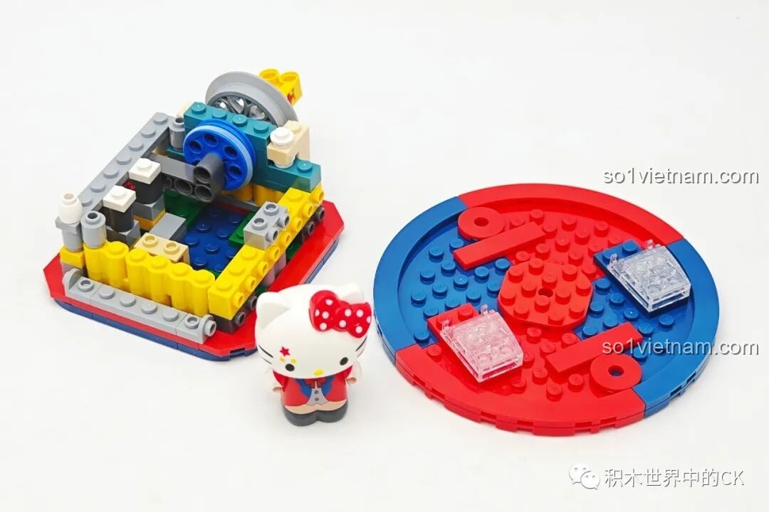 Quá trình lắp ráp phần đế và cơ chế chuyển động của bộ Keeppley K20823 Hello Kitty, thuộc series Gánh xiếc ma thuật Sanrio.