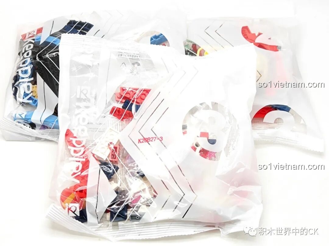 Quá trình lắp ráp phần đế và sân khấu xoay của bộ Keeppley K20827 Kuromi, thuộc series Gánh xiếc ma thuật Sanrio.