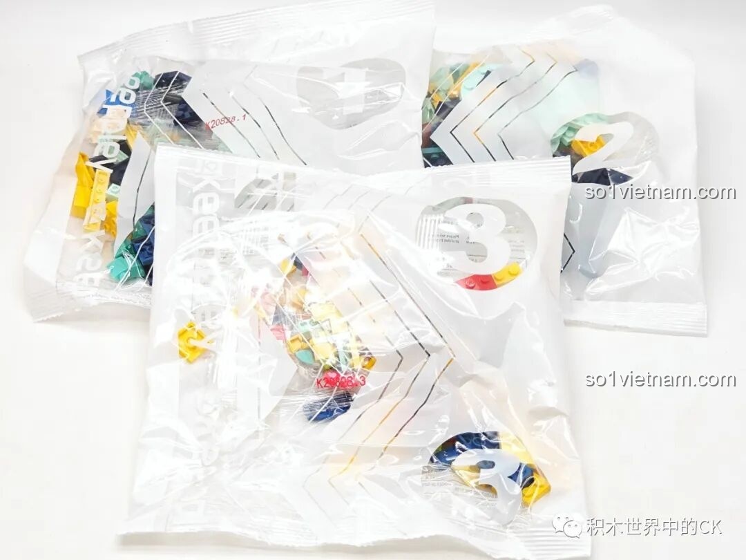 Quá trình lắp ráp phần đế và cơ chế trục xoay của bộ Keeppley K20828 Pochacco, thuộc series Gánh xiếc ma thuật Sanrio.