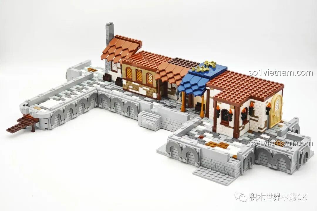 Mô hình JIESTAR 89152 Cảng Trung Cổ đang dần hoàn thiện với các ngôi nhà và cầu cảng.