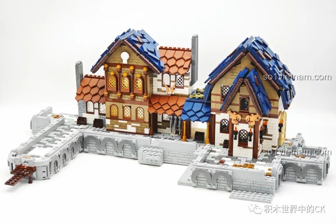 Mô hình Cảng Trung Cổ JIESTAR 89152 gần hoàn thiện với các ngôi nhà và cầu cảng.