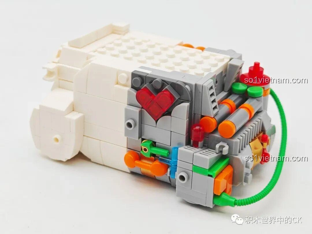 Giai đoạn đầu của quá trình lắp ráp Mèo Thần Tài Nửa Robot NiceBrick 200619, cho thấy sự hình thành khung sườn cơ khí, kích thích tư duy sáng tạo.