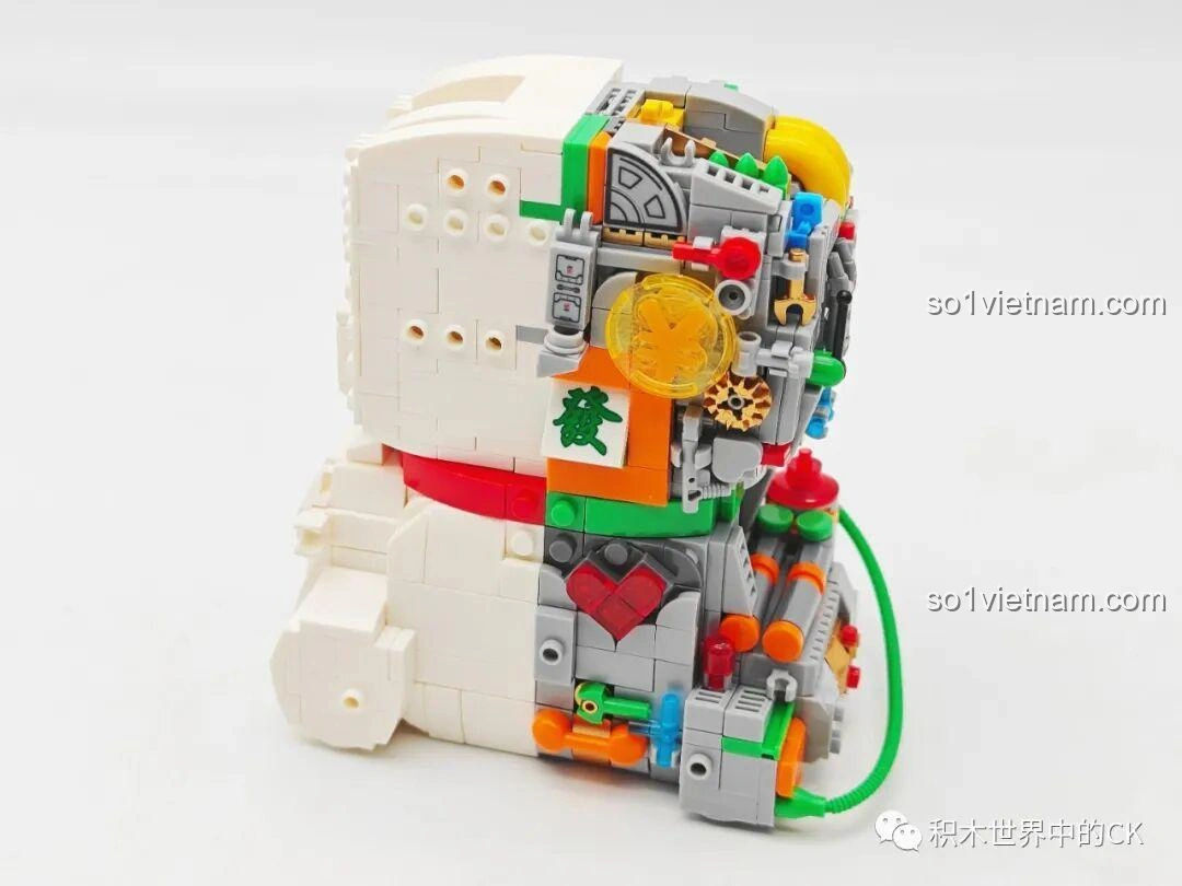 Mô hình Mèo Thần Tài Nửa Robot NiceBrick 200619 đang dần hoàn thiện, thể hiện sự kết hợp tinh tế giữa các chi tiết cơ khí và phần thân mèo truyền thống.