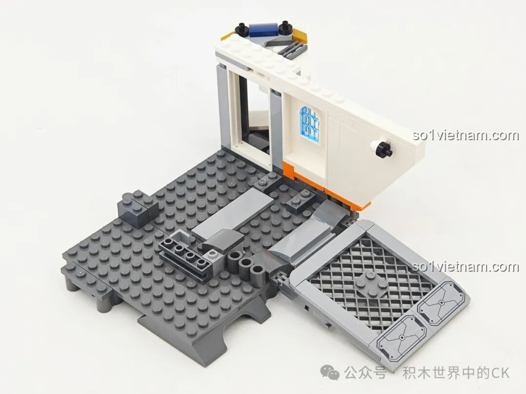 Giai đoạn đầu của quá trình lắp ráp bộ Keeppley K10235, xây dựng phần nền móng và sàn của Căn Cứ Mặt Trăng.