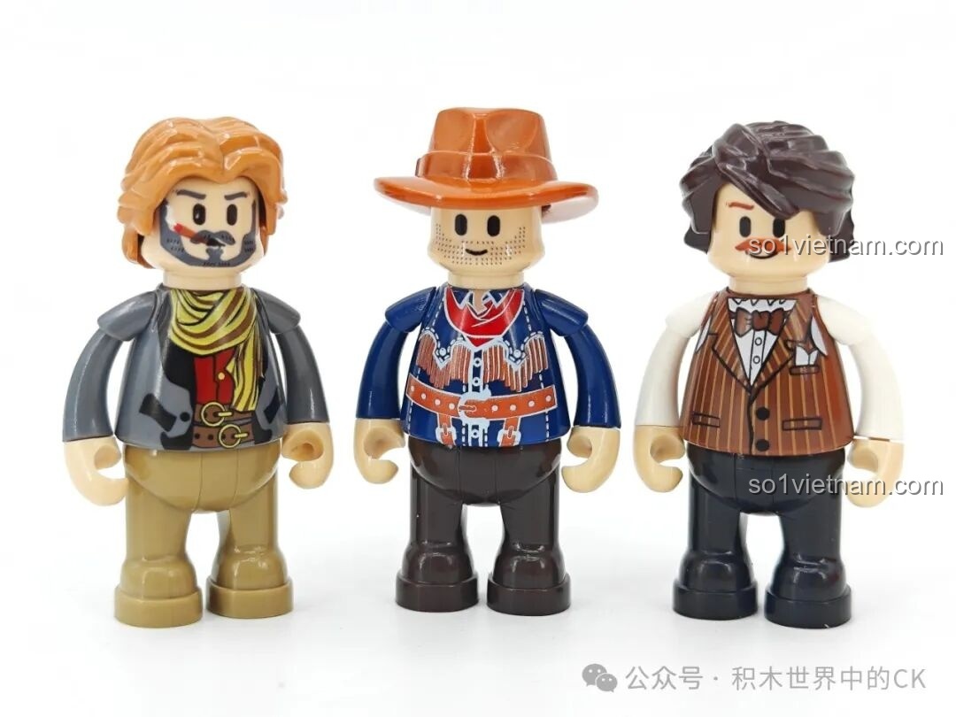 Quá trình lắp ráp phần nền và nội thất tầng trệt của mô hình Saloon Miền Tây F9021, với chi tiết đàn piano.