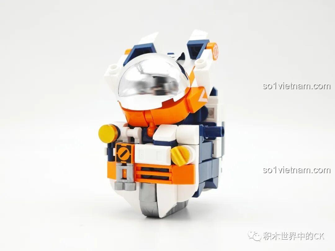 Mô hình phi hành gia JAKI JK8505 đang trong quá trình lắp ráp, phần thân và mũ bảo hiểm đã hoàn thành.