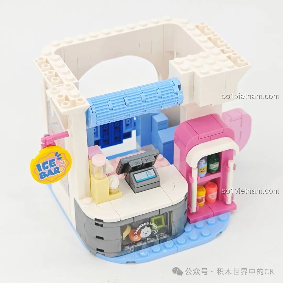 Quá trình lắp ráp phần quầy tính tiền và tủ lạnh của bộ đồ chơi TOP TOY Loopy TC2329, các chi tiết nhỏ rất sinh động.