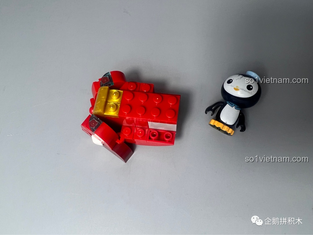 Quá trình lắp ráp Sư Tử Thức Tỉnh Ban Phúc đang diễn ra, mô hình dần hình thành với các chi tiết được thêm vào.