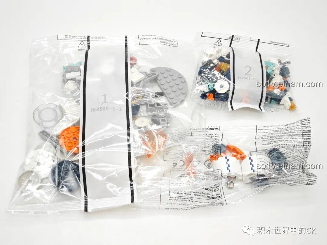 Mô hình tên lửa JAKI JK8508 đang được lắp ráp, phần thân chính và bệ phóng đã được tách riêng.