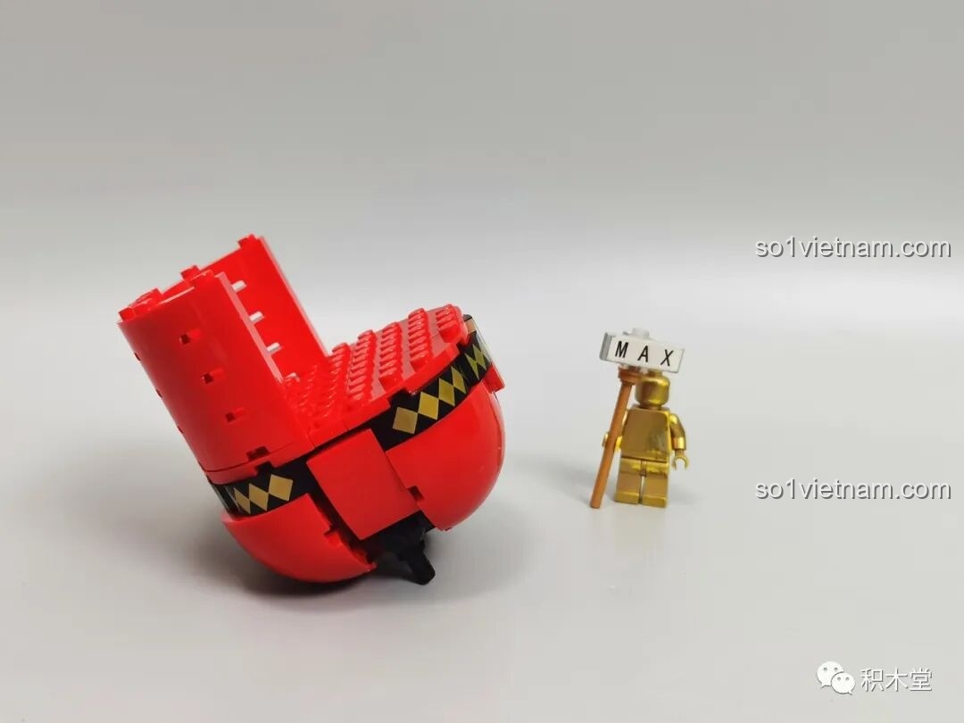 Bắt đầu lắp ráp phần thân hình trụ của Hoàng Tử Kẹp Hạt Dẻ JAKI JK8225, sử dụng các mảnh màu đỏ.