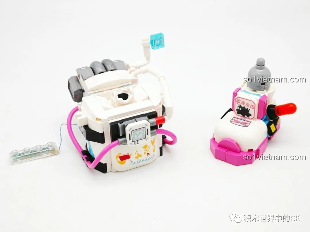 Giai đoạn đầu của quá trình lắp ráp bộ Sembo 203401, đang hoàn thiện phần thân và chân của phi hành gia Walker.