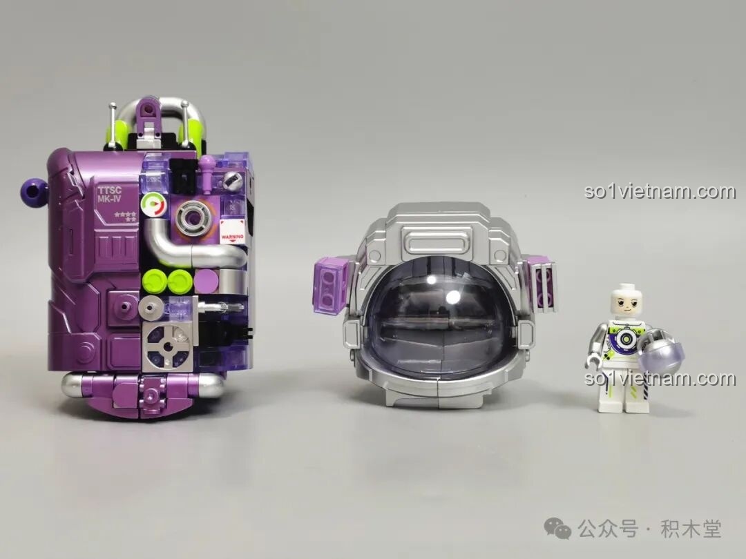 Các bộ phận đầu, thân và minifigure của mô hình phi hành gia TOP TOY TC1412 đang trong quá trình lắp ráp.