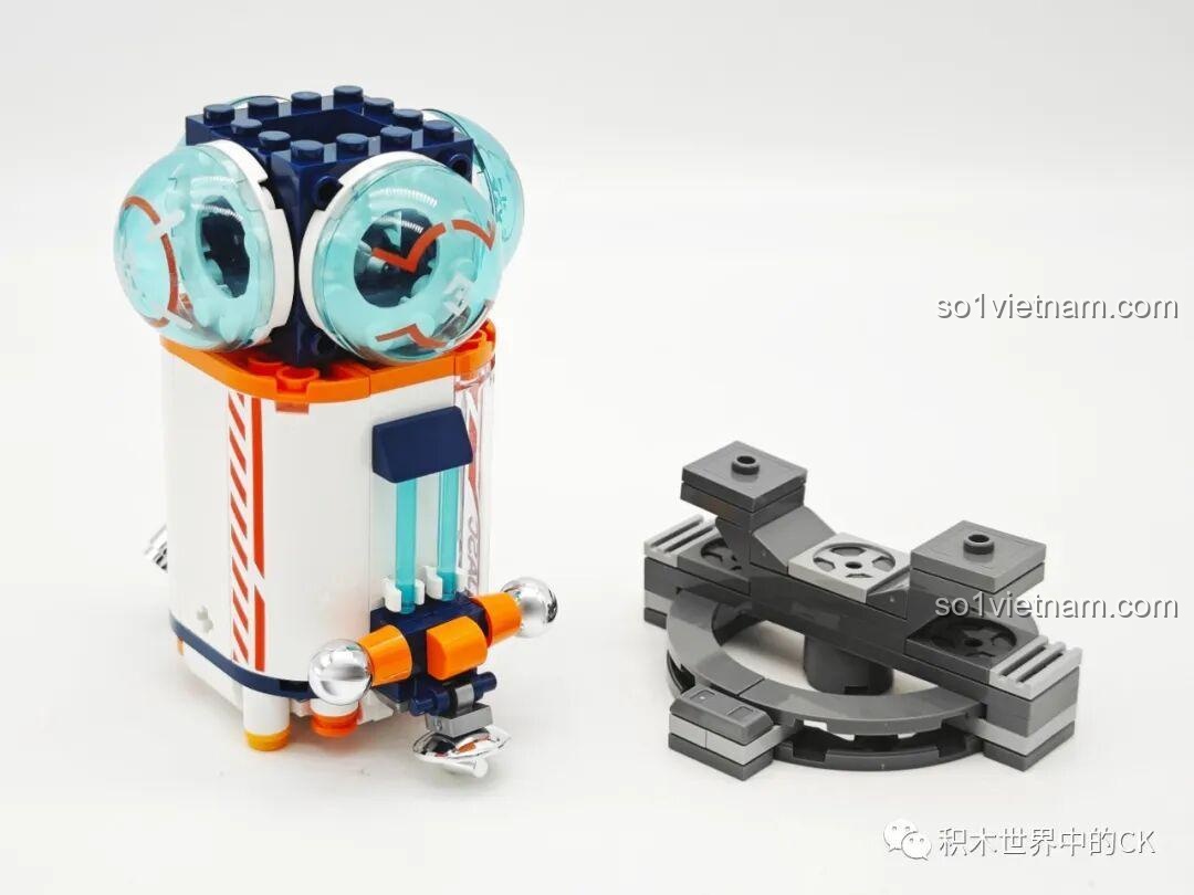 Mô hình trạm không gian JAKI JK8506 đang được lắp ráp, phần thân chính và đế đã hoàn thành.