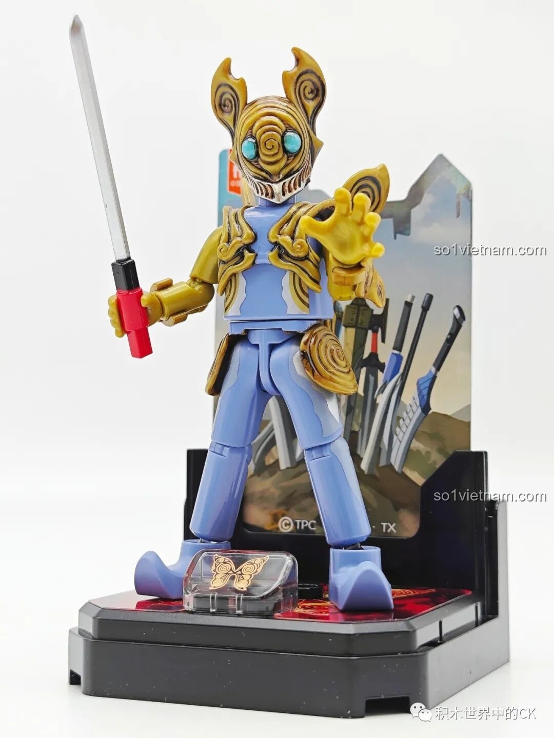 Mô hình Quái Vật Barossa BLOKEES HV-03 cầm thanh kiếm, đứng trên đế trưng bày, sẵn sàng đối đầu với Ultraman Z.