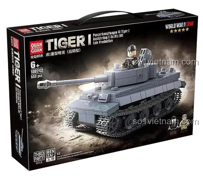 Mô hình hoàn thiện của bộ lắp ghép Xe tăng Tiger I Quan Guan 100242. Xe tăng màu xám chi tiết với một minifigure lính xe tăng ngồi trên tháp pháo. Đồ chơi cho bé trai 6 tuổi, giá rẻ.