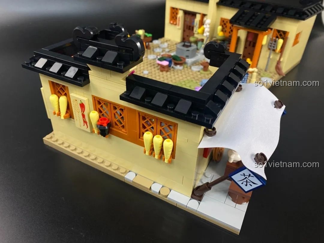 Quán trà nhỏ ở sân sau đã được lắp ráp hoàn thiện với mái che và biển hiệu.