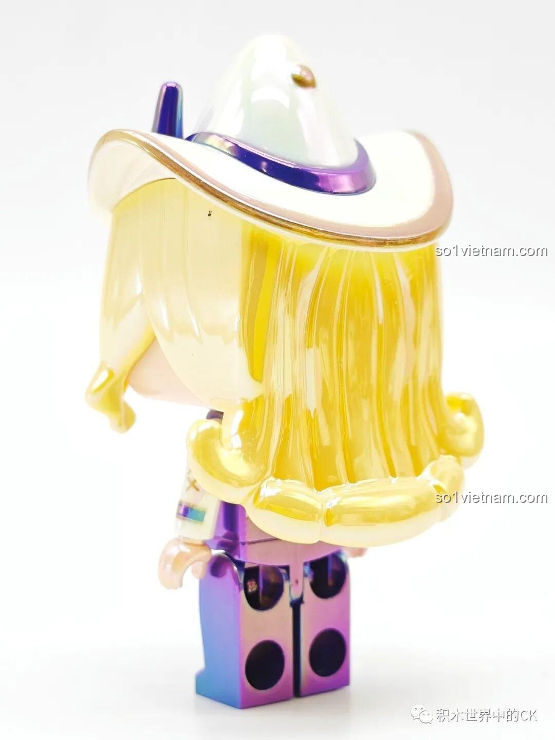 Nhân vật Mini World màu xanh lá với đầu cá mập và hộp trưng bày 72036