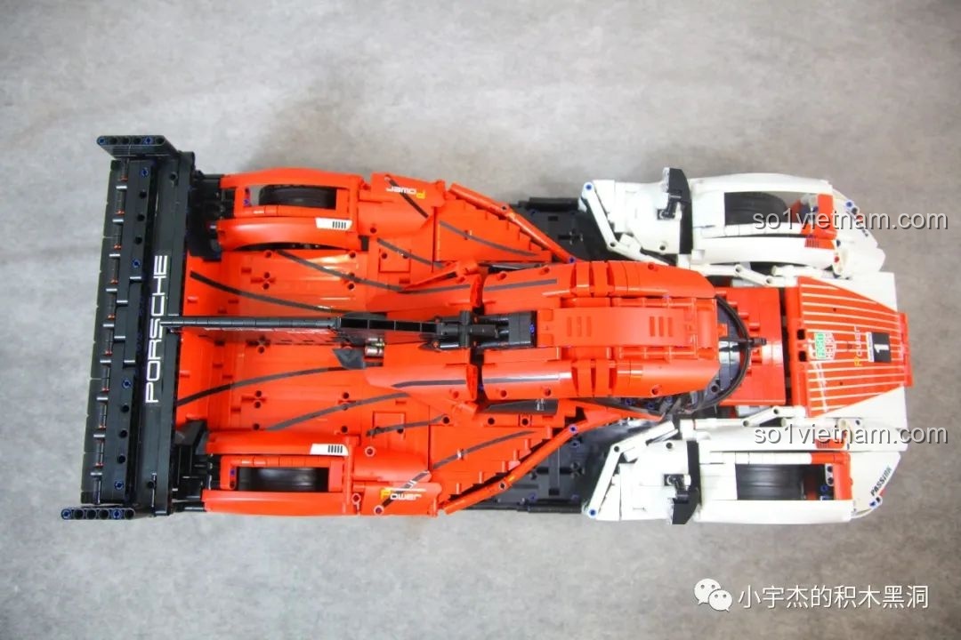 Nhìn từ phía sau bộ lắp ráp Porsche 963 GULY