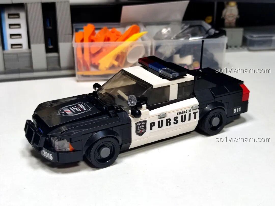 Mô hình Reobrix 816 Xe Cảnh Sát Dodge Charger Pursuit đã hoàn thiện và dán sticker, nhìn từ góc chéo phía trước.