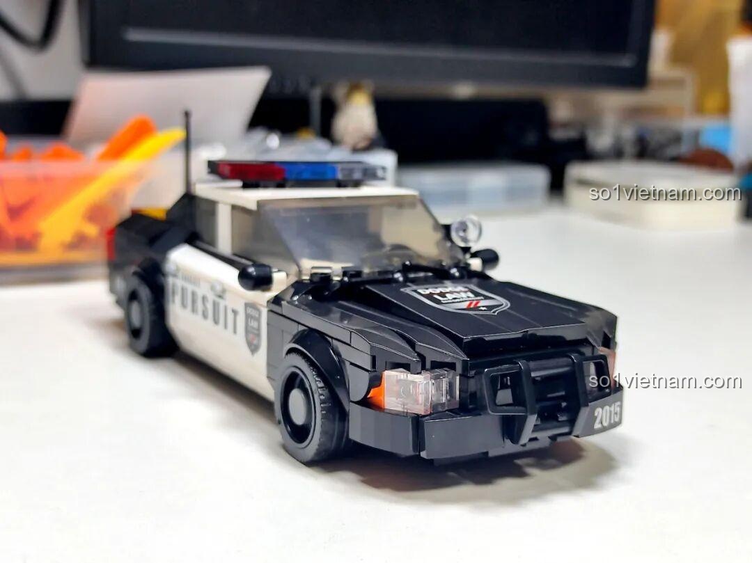 Cận cảnh phần đầu xe của mô hình Reobrix 816 sau khi hoàn thiện, với cản trước hầm hố và decal DODGE LAW.