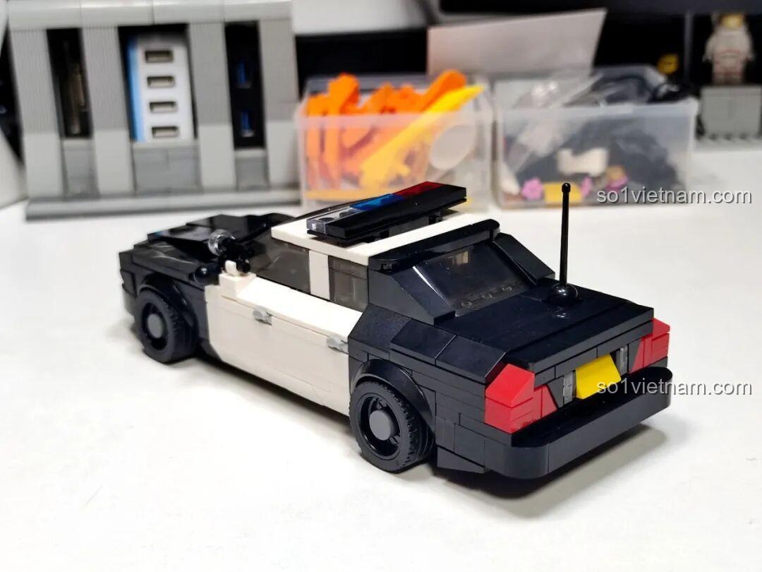 Mô hình Reobrix 816 hoàn thiện nhìn từ góc sau, khoe chi tiết đèn hậu và ăng-ten.