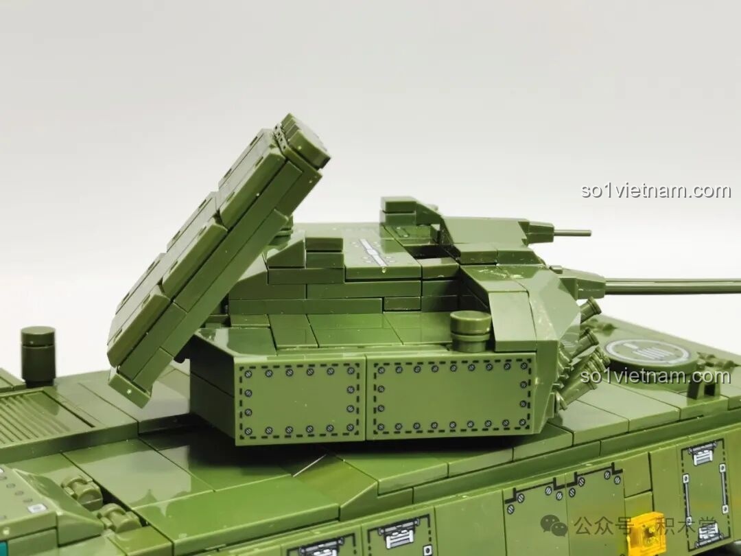 Bốn bánh xe phía trước của mô hình 12GO 96008 ZBL-19 cùng xoay khi chuyển hướng, thể hiện hệ thống lái linh hoạt.