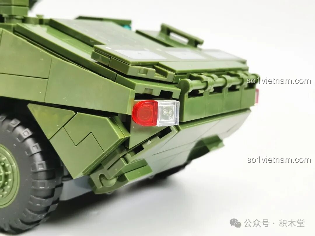 Cửa buồng lái và kính chống đạn của mô hình 12GO 96008 ZBL-19 có thể mở ra, lộ ra chi tiết bên trong.