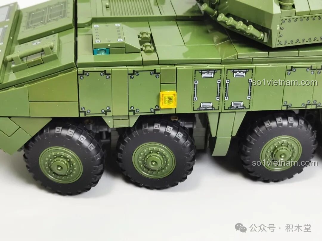 Cửa thoát hiểm bên phải của mô hình 12GO 96008 ZBL-19 nhìn từ bên trong, thể hiện không gian khoang chở quân.