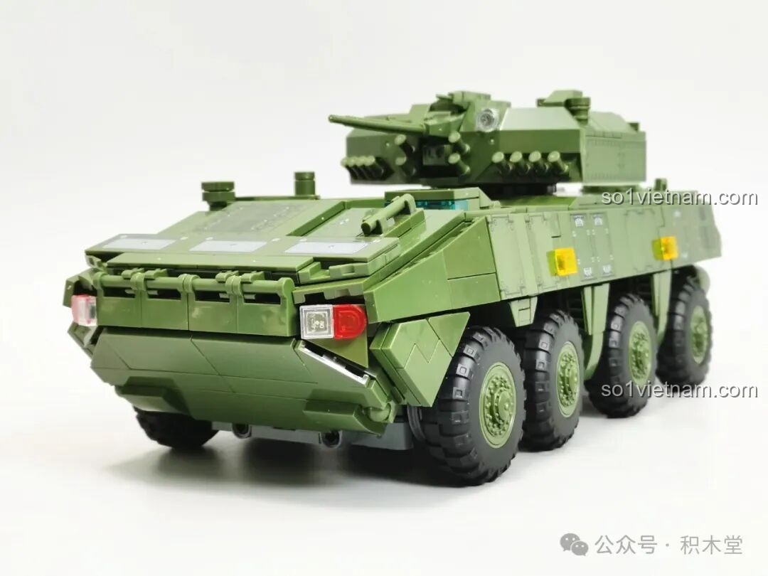 Góc nhìn nghiêng của mô hình 12GO 96008 ZBL-19 đã hoàn thành, thể hiện chiều dài và hệ thống bánh xe.