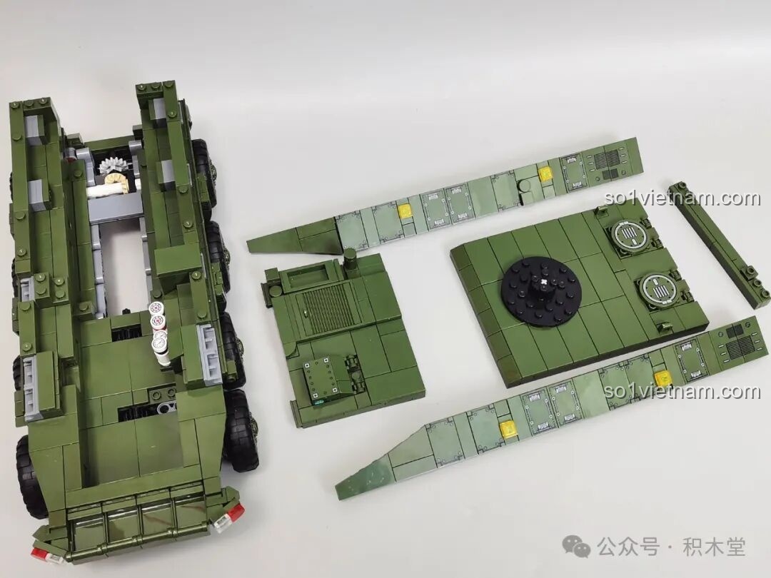 Quá trình lắp ráp phần thân xe của mô hình 12GO 96008 ZBL-19, các tấm giáp được ghép nối chắc chắn.