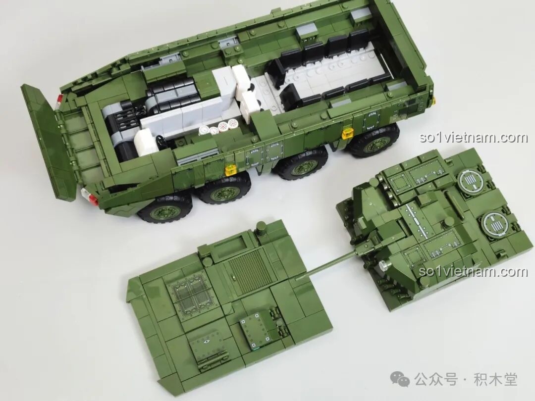 Nhân vật mini ngồi trên ghế trong khoang chở quân của mô hình 12GO 96008 ZBL-19, minh họa khả năng tương thích.