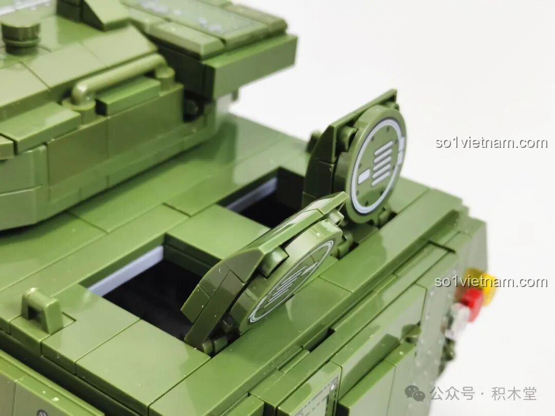Nội thất đầy đủ của mô hình 12GO 96008 ZBL-19, bao gồm khoang động cơ, buồng lái và khoang chở quân với ghế ngồi.