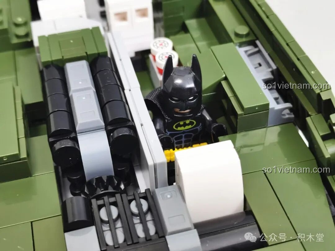 Góc so sánh từ dưới lên của mô hình 12GO 96008 ZBL-19 và xe tăng, làm nổi bật hệ thống gầm xe.