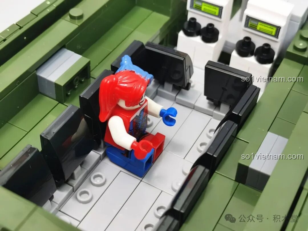 Góc so sánh từ phía sau của mô hình 12GO 96008 ZBL-19 và xe tăng, làm nổi bật các chi tiết đuôi xe.