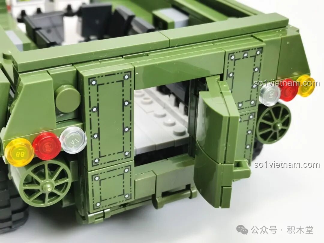 Mô hình 12GO 96008 ZBL-19 đứng cạnh một mô hình xe tăng khác, cho thấy sự đa dạng trong bộ sưu tập quân sự.