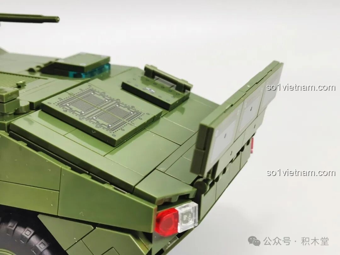 Cụm phóng tên lửa chống tăng Hồng Tiễn-16 của mô hình 12GO 96008 ZBL-19 ở trạng thái nằm ngang.