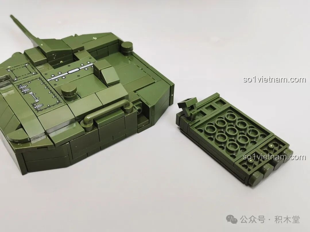 Mô hình 12GO 96008 ZBL-19 với phần thân xe và tháp pháo đã hoàn thành, sẵn sàng cho nội thất.