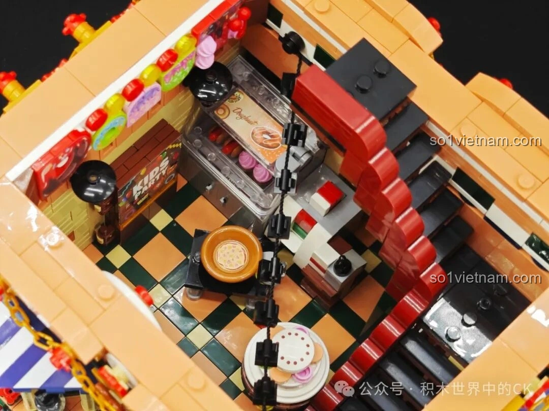 Chi tiết bàn ghế mini trong BAKA 33202 Xưởng Bánh Donut, cho khách hàng thưởng thức bánh.