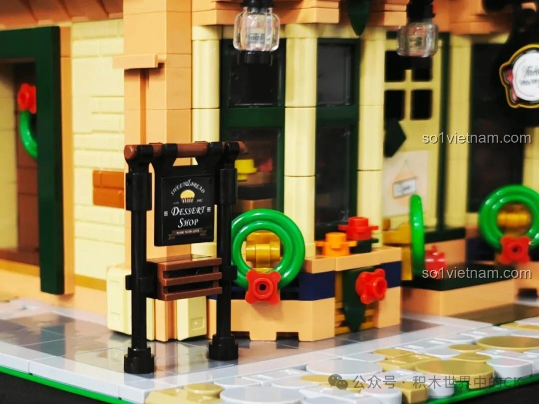 Chi tiết cửa bên hông của BAKA 33202 Xưởng Bánh Donut, với vòng hoa trang trí.