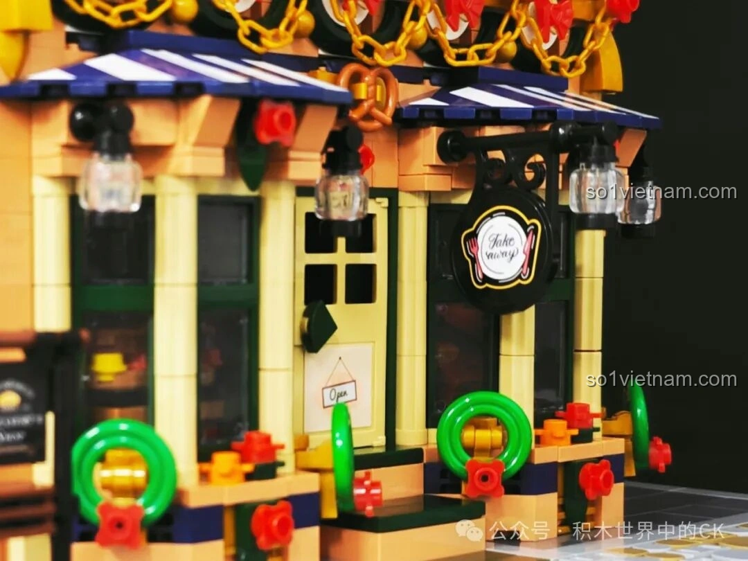 Chi tiết cửa chính của BAKA 33202 Xưởng Bánh Donut, với biển 