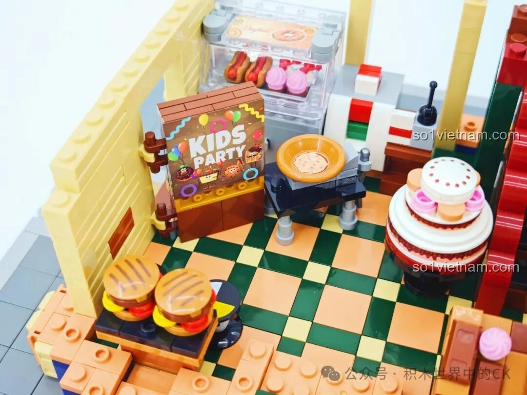 Chi tiết bánh hamburger mini trong BAKA 33202 Xưởng Bánh Donut, thể hiện sự sáng tạo của bộ lắp ráp.