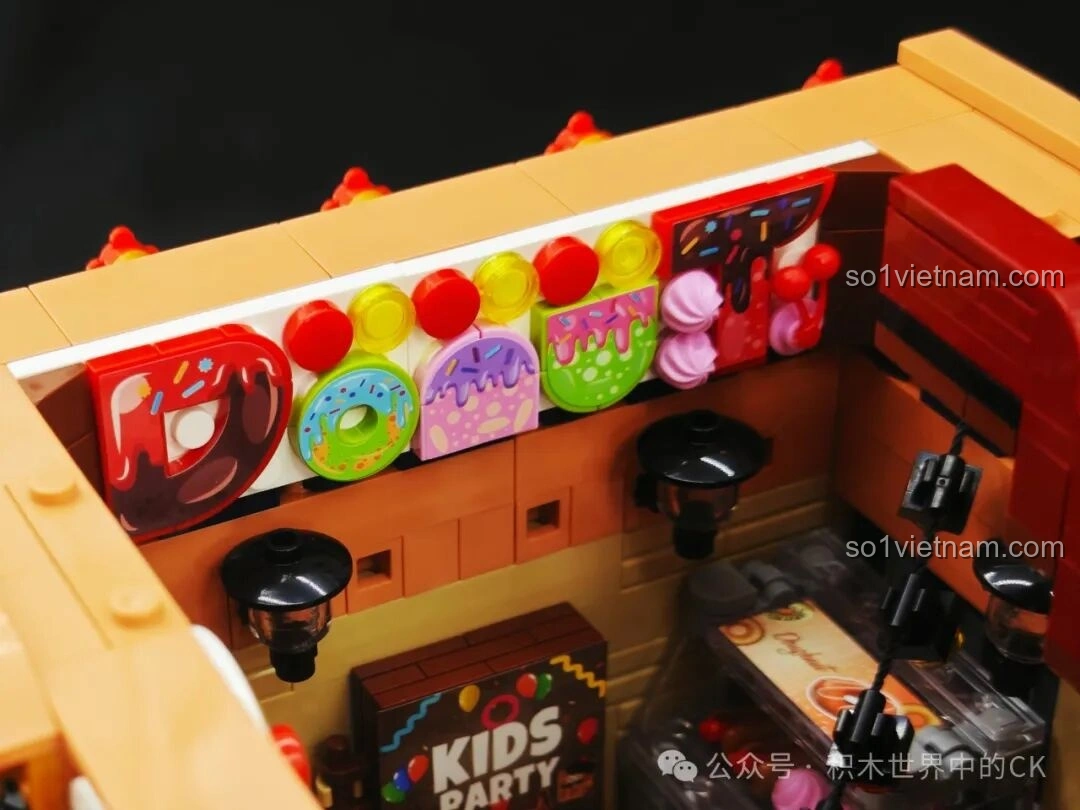 Chi tiết kệ trưng bày bánh ngọt trong BAKA 33202 Xưởng Bánh Donut, với nhiều loại bánh.