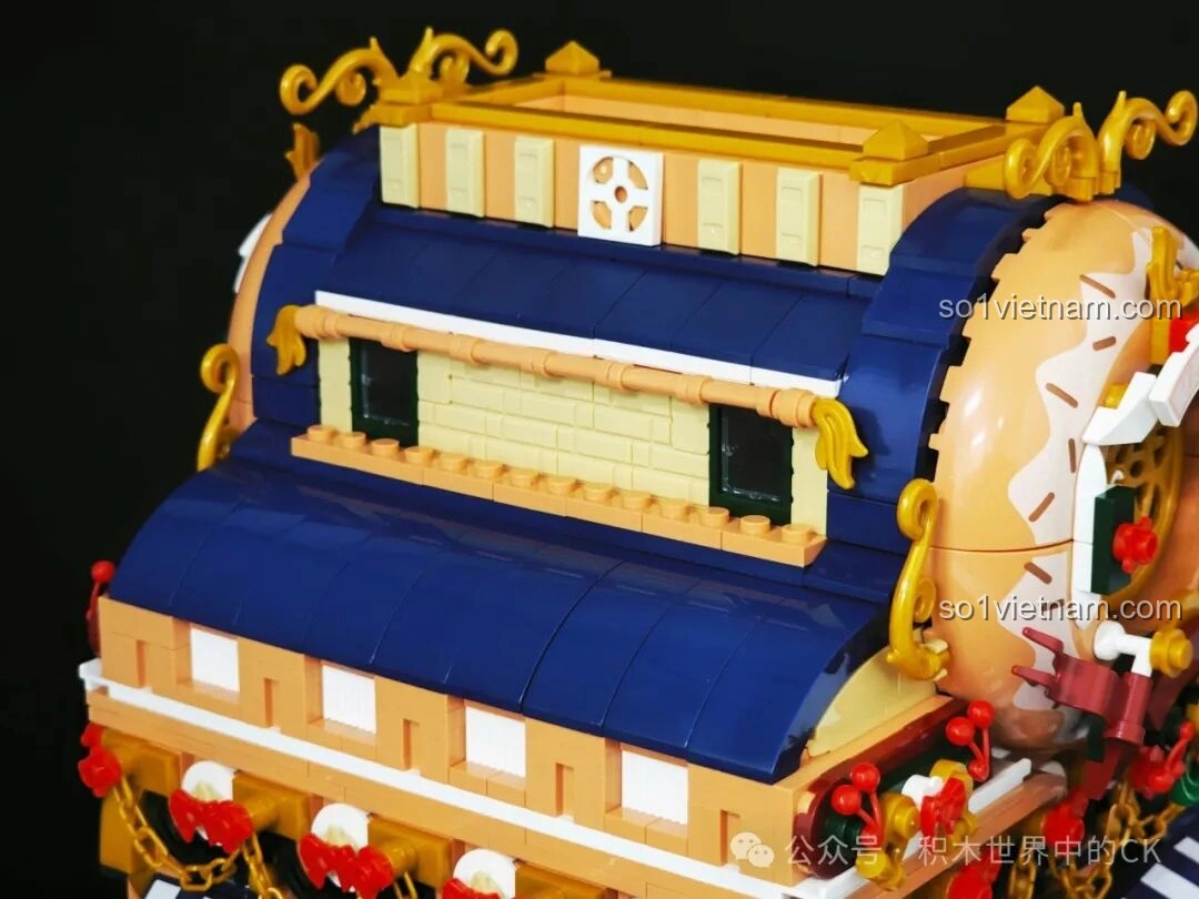 Tổng thể mặt trước của BAKA 33202 Xưởng Bánh Donut, với tất cả các chi tiết trang trí đã hoàn thiện.