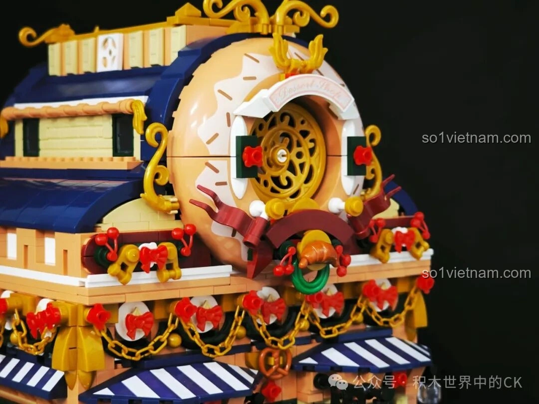 Chi tiết nóc nhà của BAKA 33202 Xưởng Bánh Donut, với các mảnh ghép màu vàng và trắng.