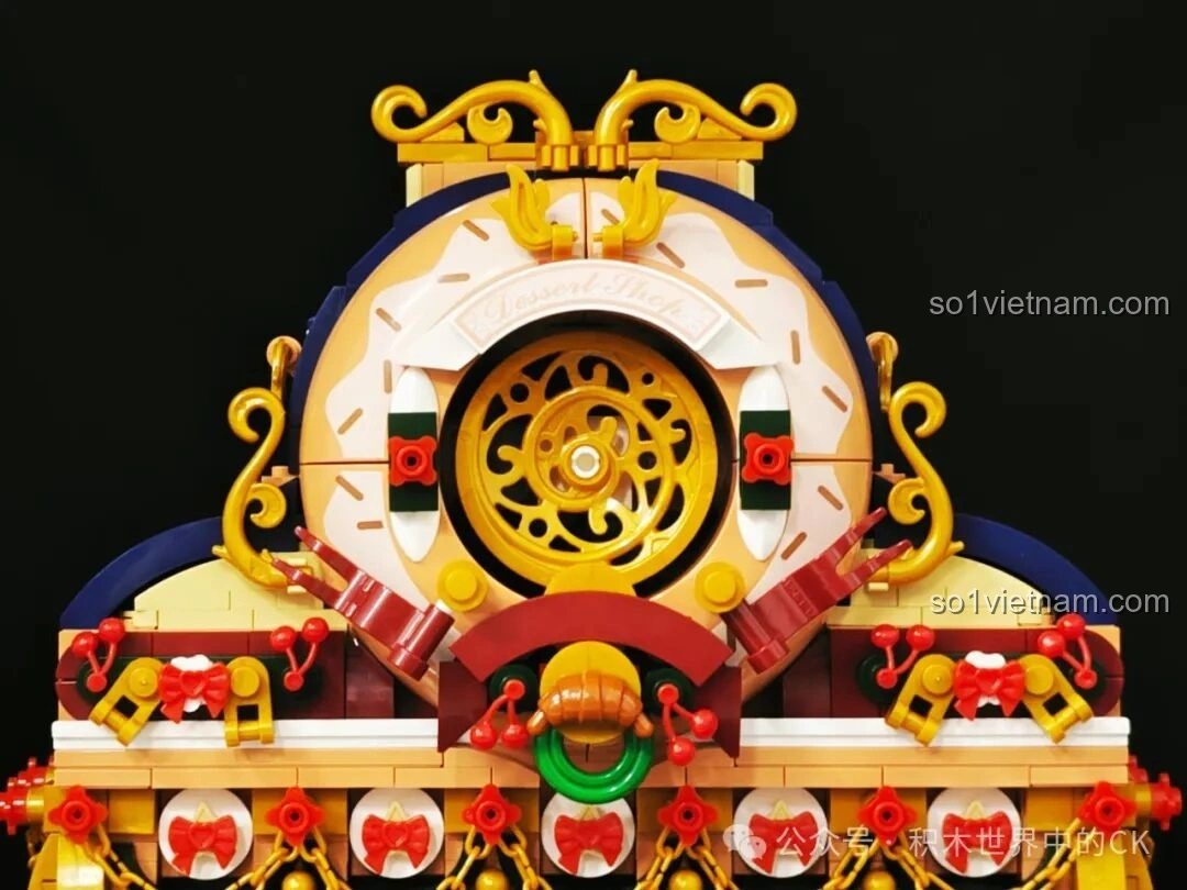 Cận cảnh nội thất tầng trên của BAKA 33202 Xưởng Bánh Donut, với máy trộn bột và các chi tiết nhỏ.